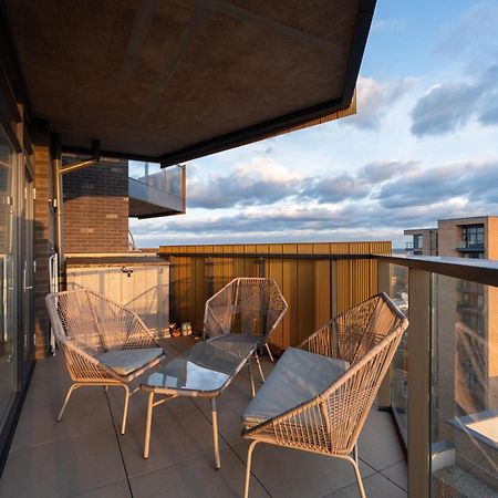 Sunset Retreat: Steps From Heathrow/Twickenham Apartment Hounslow Ngoại thất bức ảnh