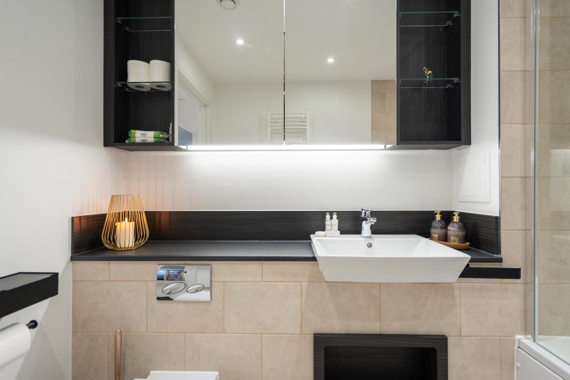 Sunset Retreat: Steps From Heathrow/Twickenham Apartment Hounslow Ngoại thất bức ảnh