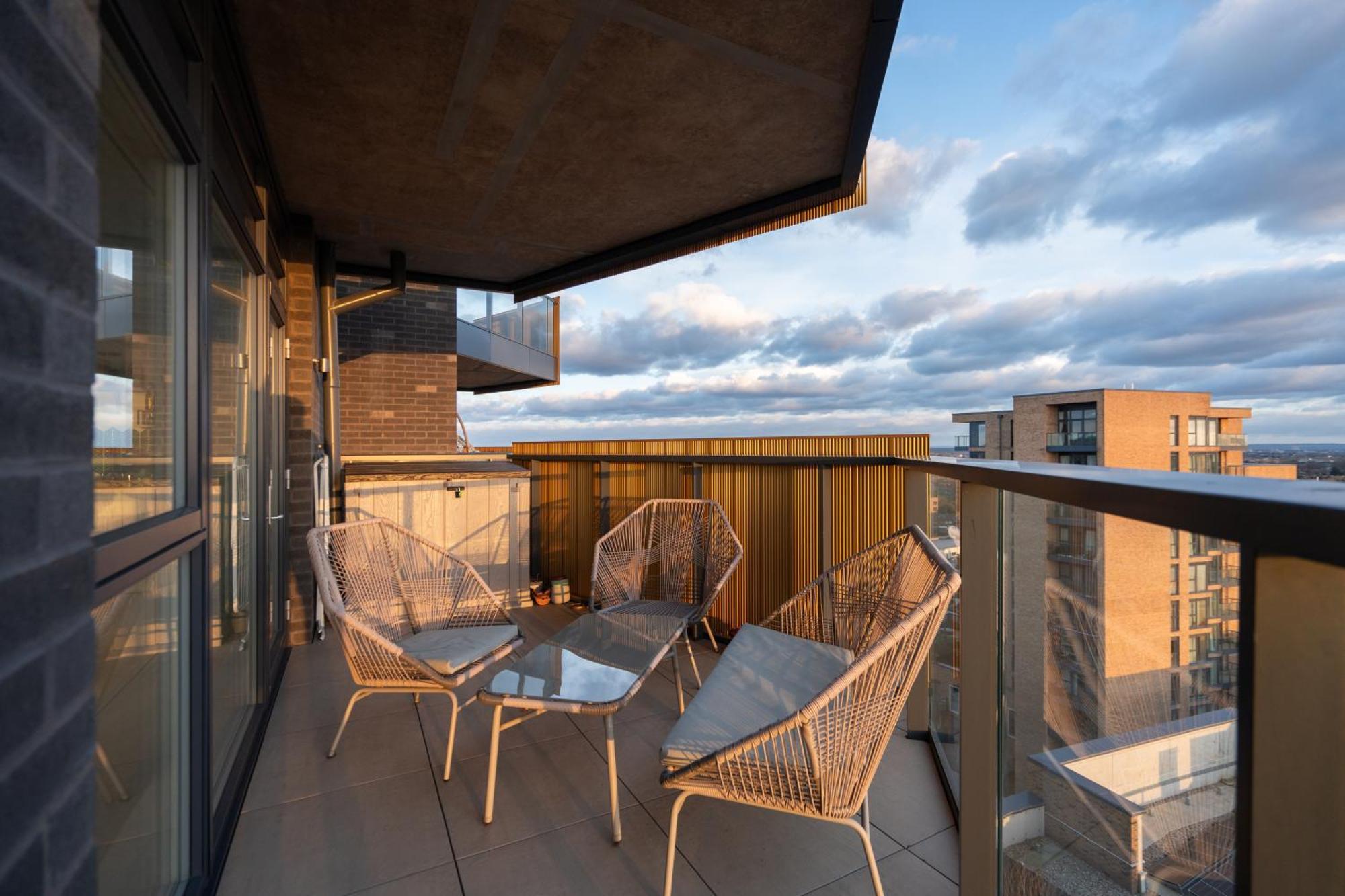 Sunset Retreat: Steps From Heathrow/Twickenham Apartment Hounslow Ngoại thất bức ảnh
