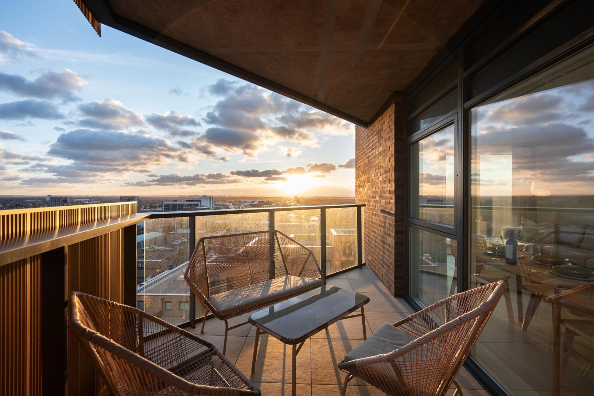 Sunset Retreat: Steps From Heathrow/Twickenham Apartment Hounslow Ngoại thất bức ảnh