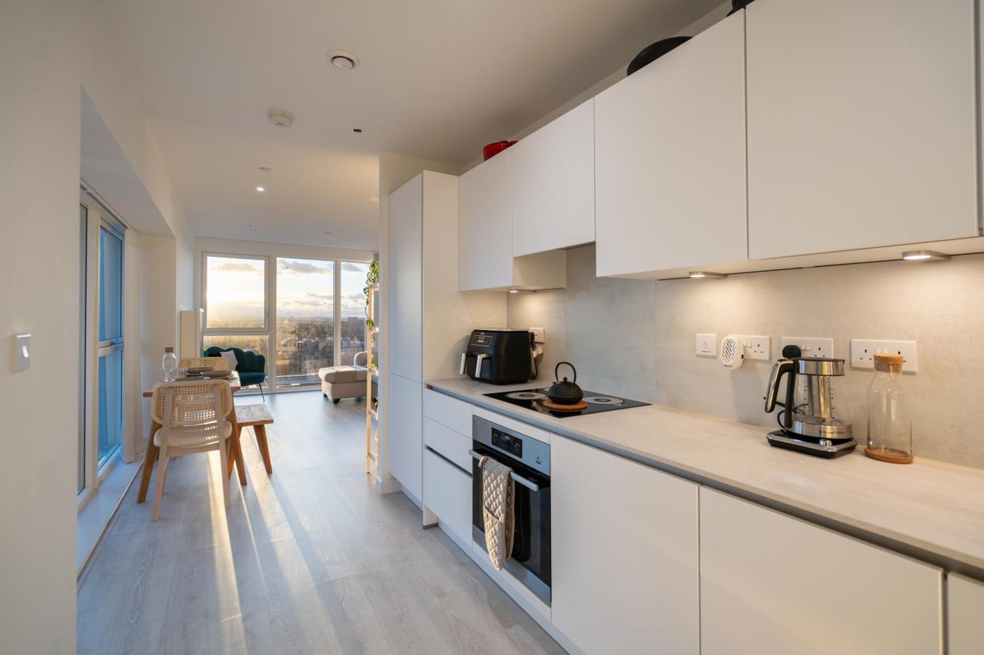Sunset Retreat: Steps From Heathrow/Twickenham Apartment Hounslow Ngoại thất bức ảnh