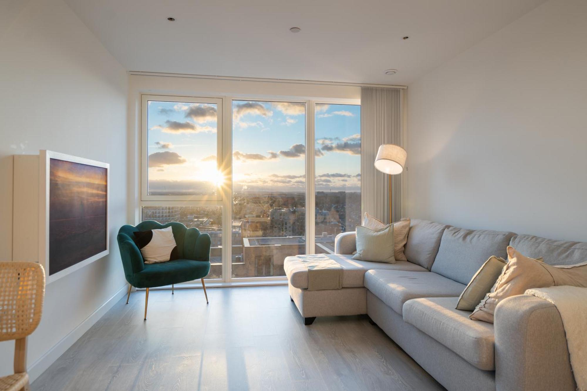 Sunset Retreat: Steps From Heathrow/Twickenham Apartment Hounslow Ngoại thất bức ảnh