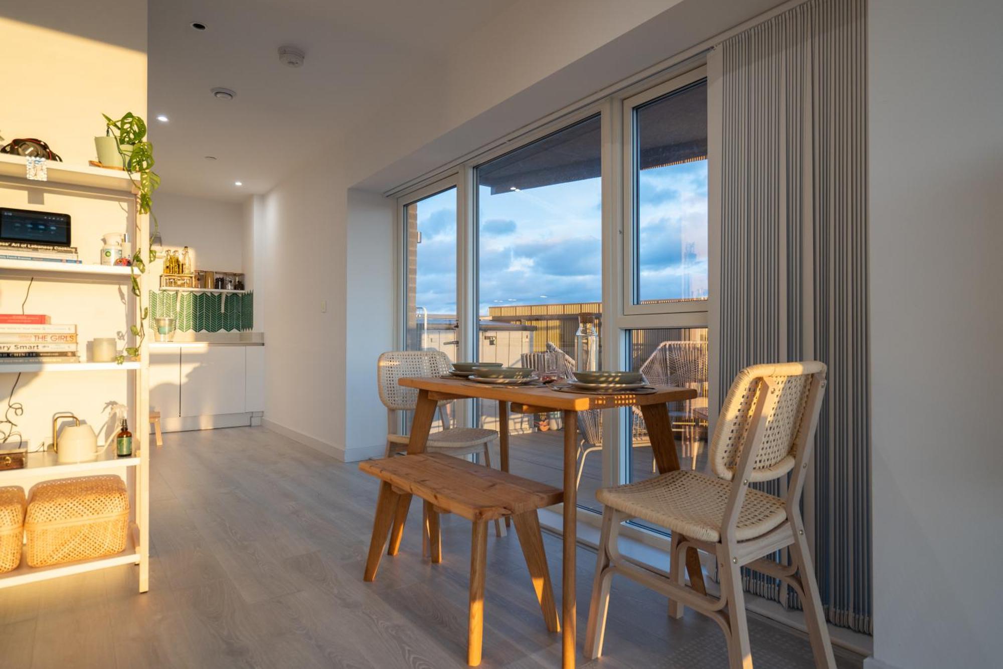Sunset Retreat: Steps From Heathrow/Twickenham Apartment Hounslow Ngoại thất bức ảnh