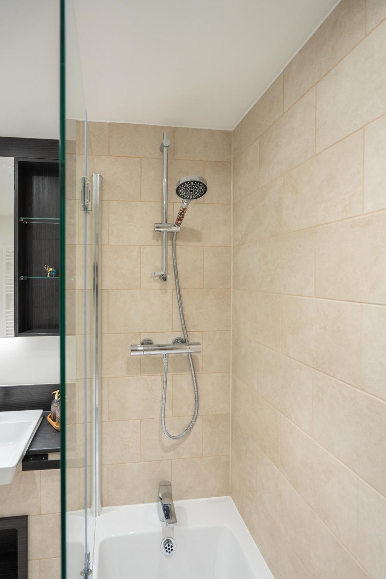 Sunset Retreat: Steps From Heathrow/Twickenham Apartment Hounslow Ngoại thất bức ảnh