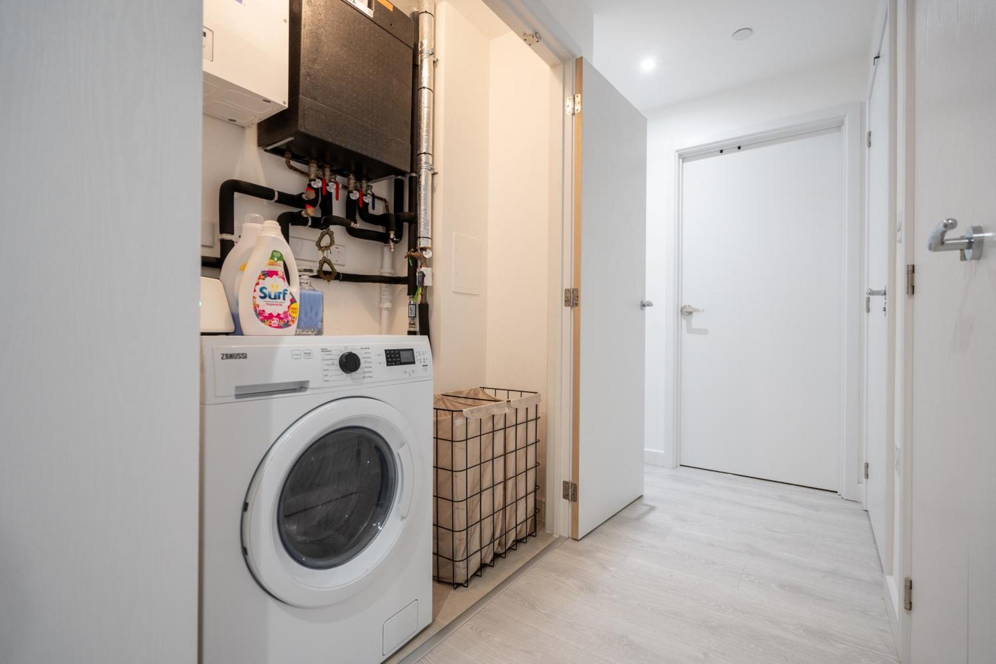 Sunset Retreat: Steps From Heathrow/Twickenham Apartment Hounslow Ngoại thất bức ảnh