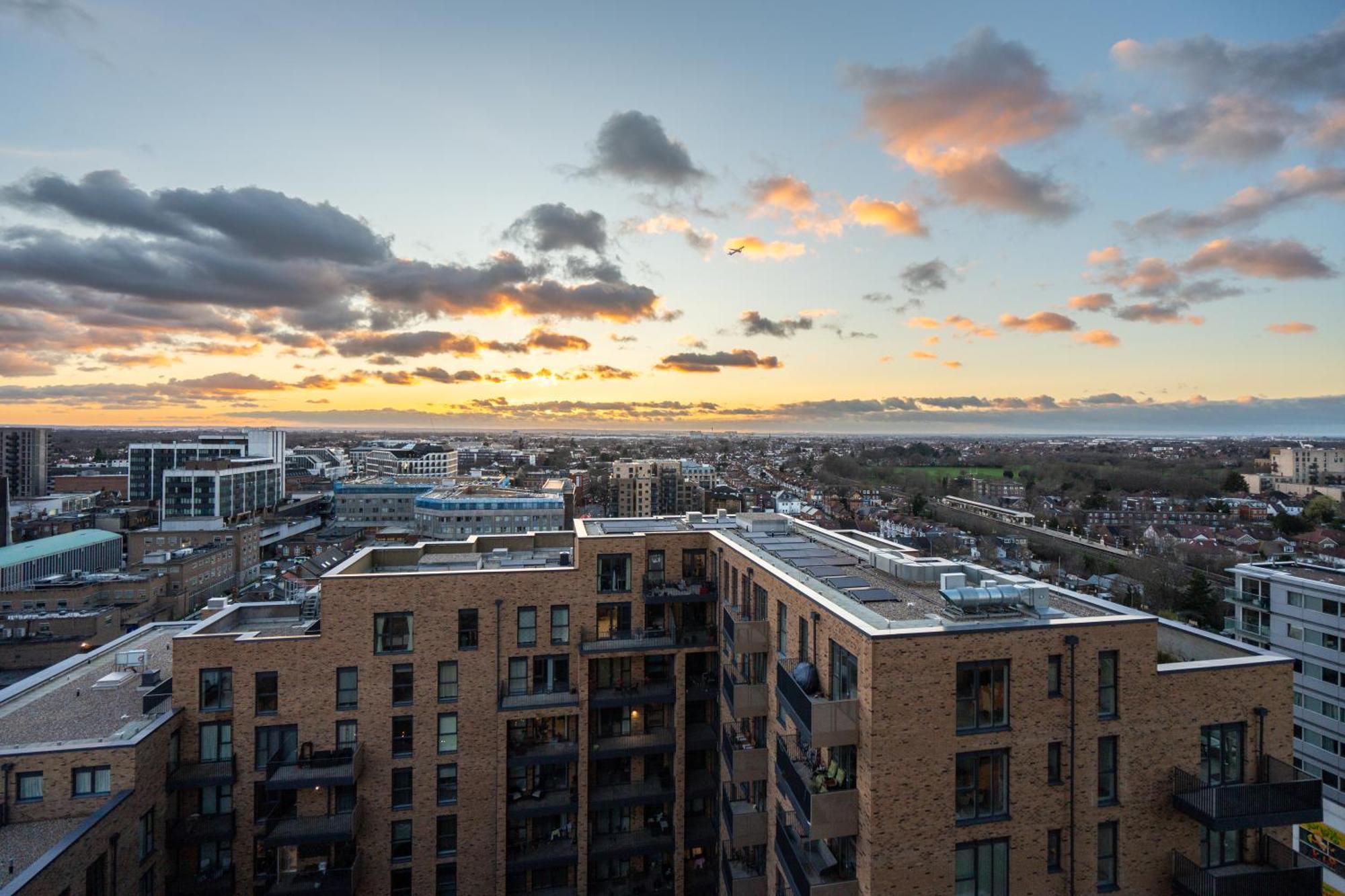 Sunset Retreat: Steps From Heathrow/Twickenham Apartment Hounslow Ngoại thất bức ảnh