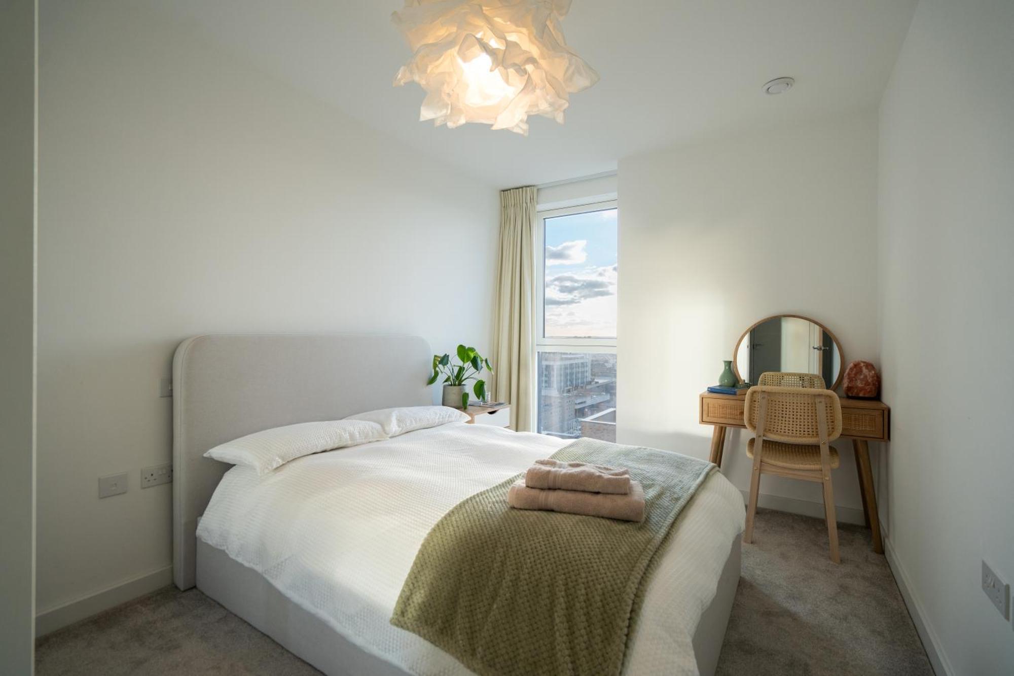 Sunset Retreat: Steps From Heathrow/Twickenham Apartment Hounslow Ngoại thất bức ảnh