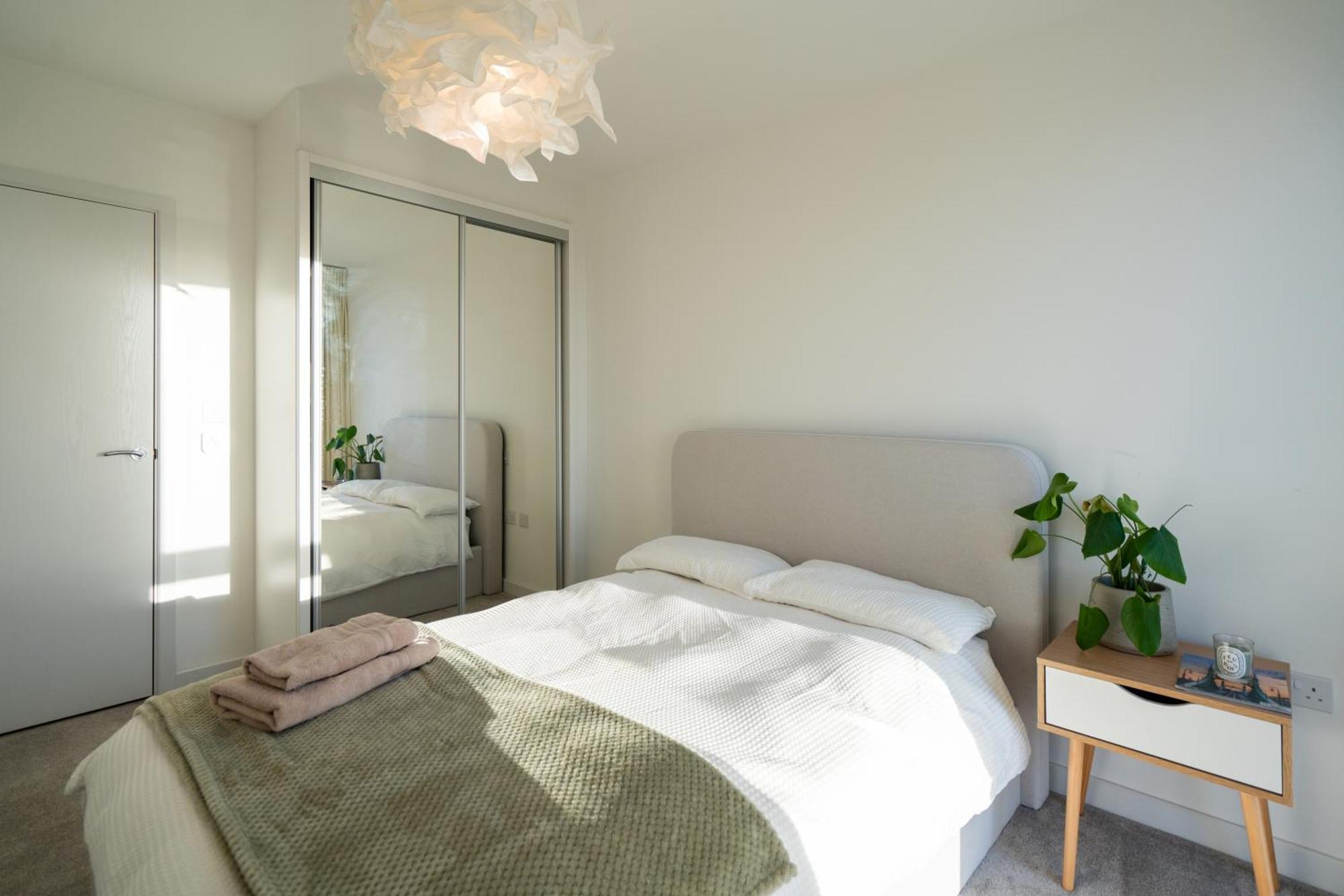 Sunset Retreat: Steps From Heathrow/Twickenham Apartment Hounslow Ngoại thất bức ảnh