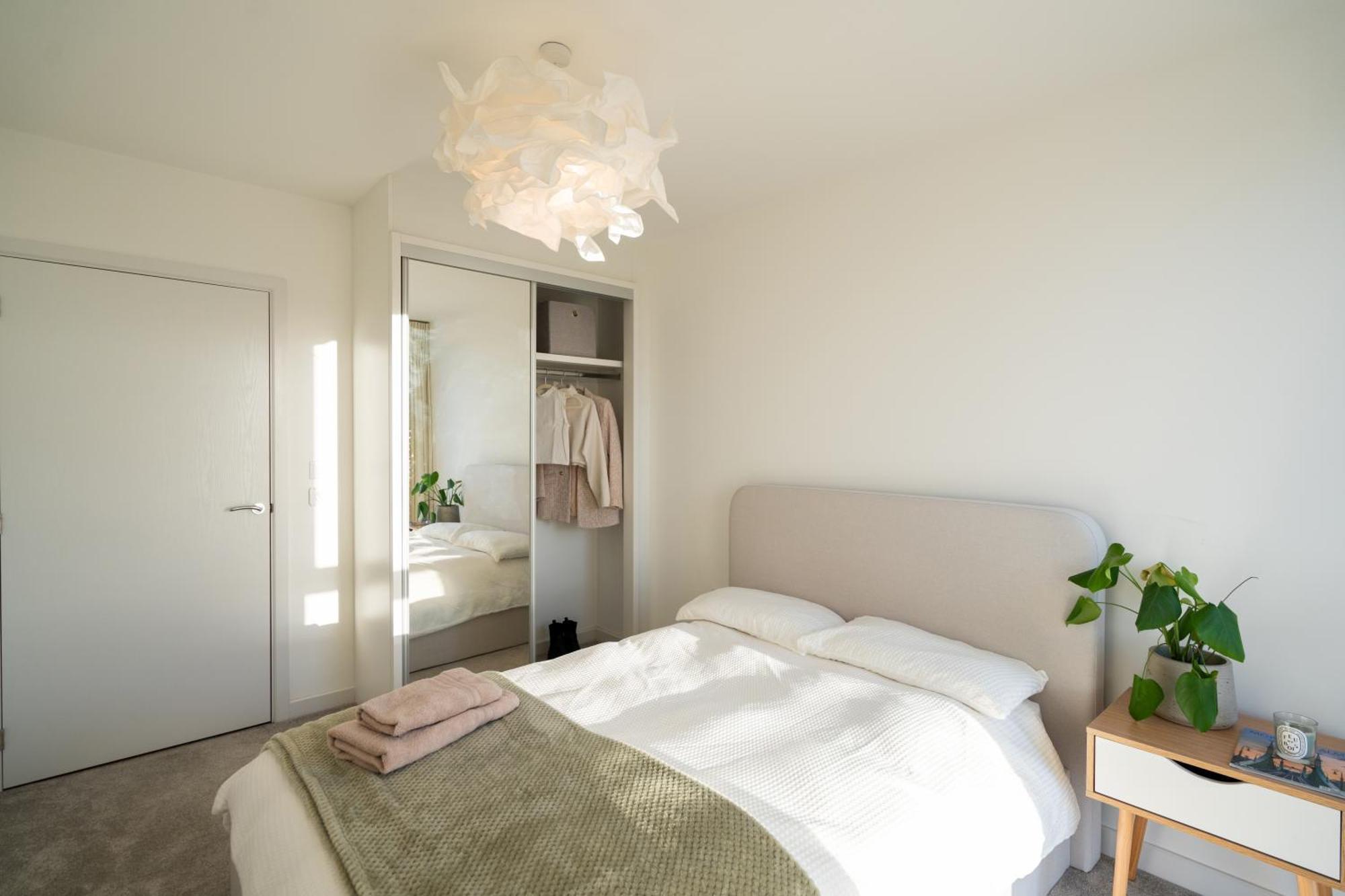 Sunset Retreat: Steps From Heathrow/Twickenham Apartment Hounslow Ngoại thất bức ảnh
