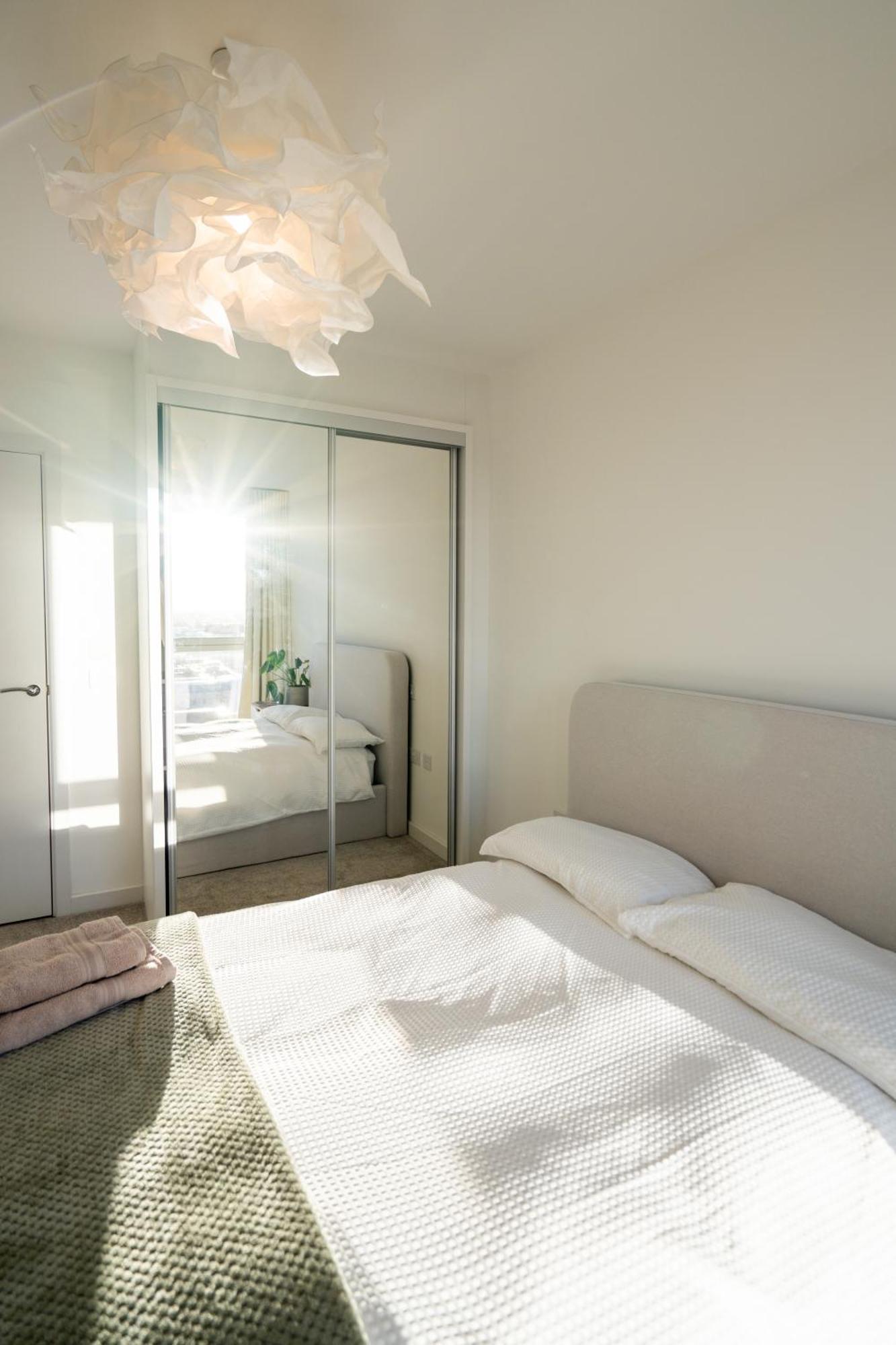 Sunset Retreat: Steps From Heathrow/Twickenham Apartment Hounslow Ngoại thất bức ảnh