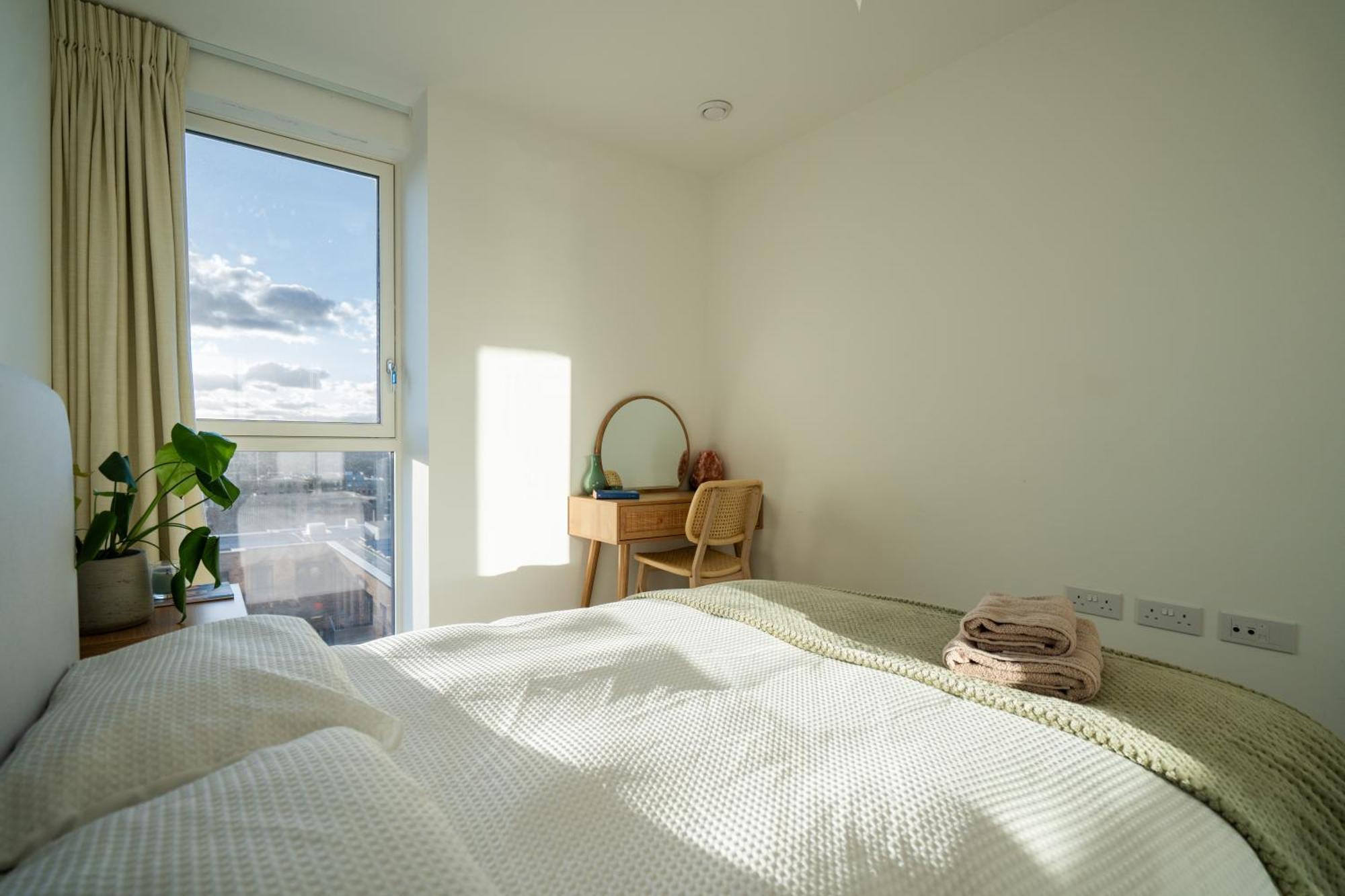 Sunset Retreat: Steps From Heathrow/Twickenham Apartment Hounslow Ngoại thất bức ảnh
