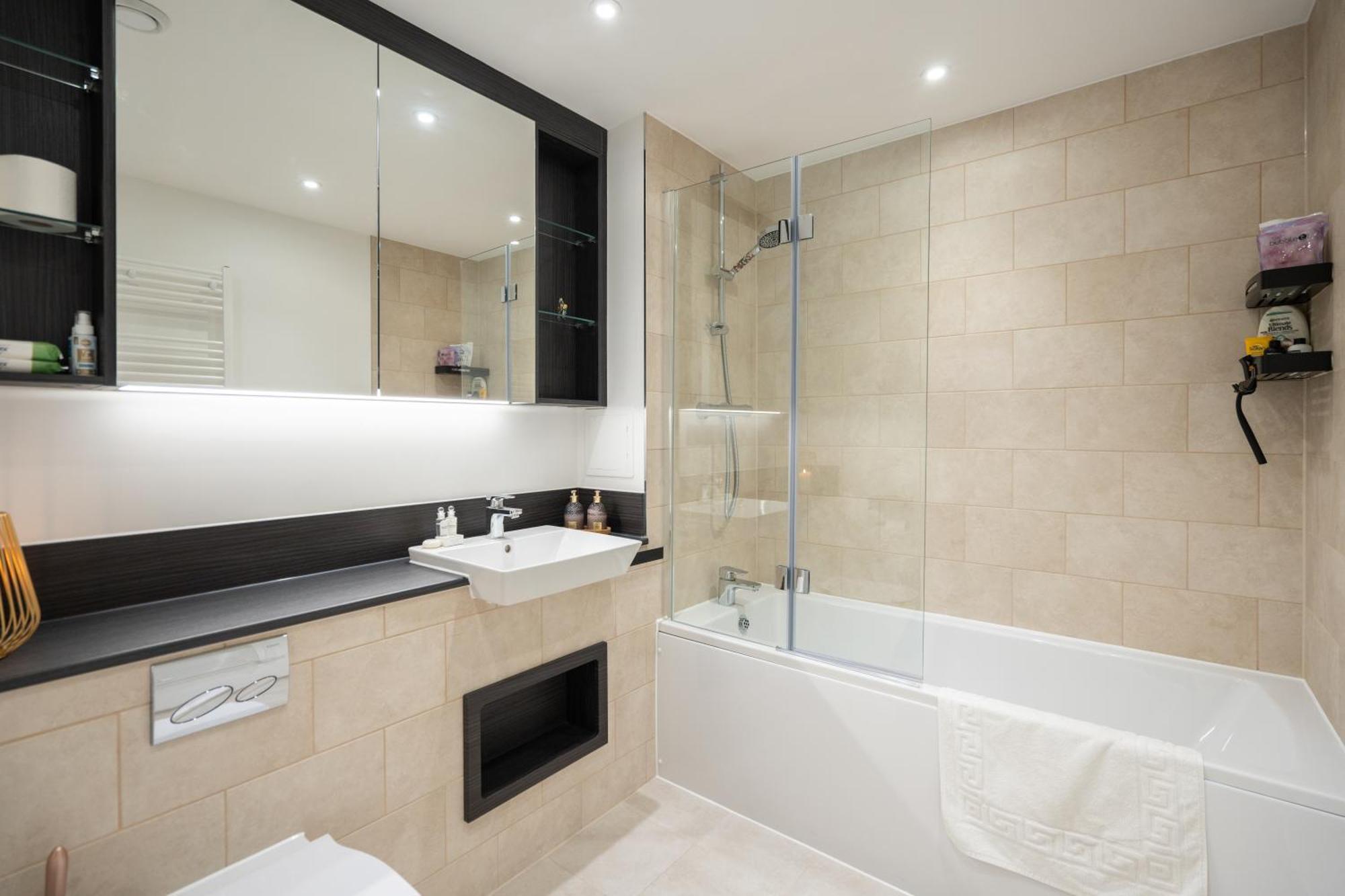 Sunset Retreat: Steps From Heathrow/Twickenham Apartment Hounslow Ngoại thất bức ảnh