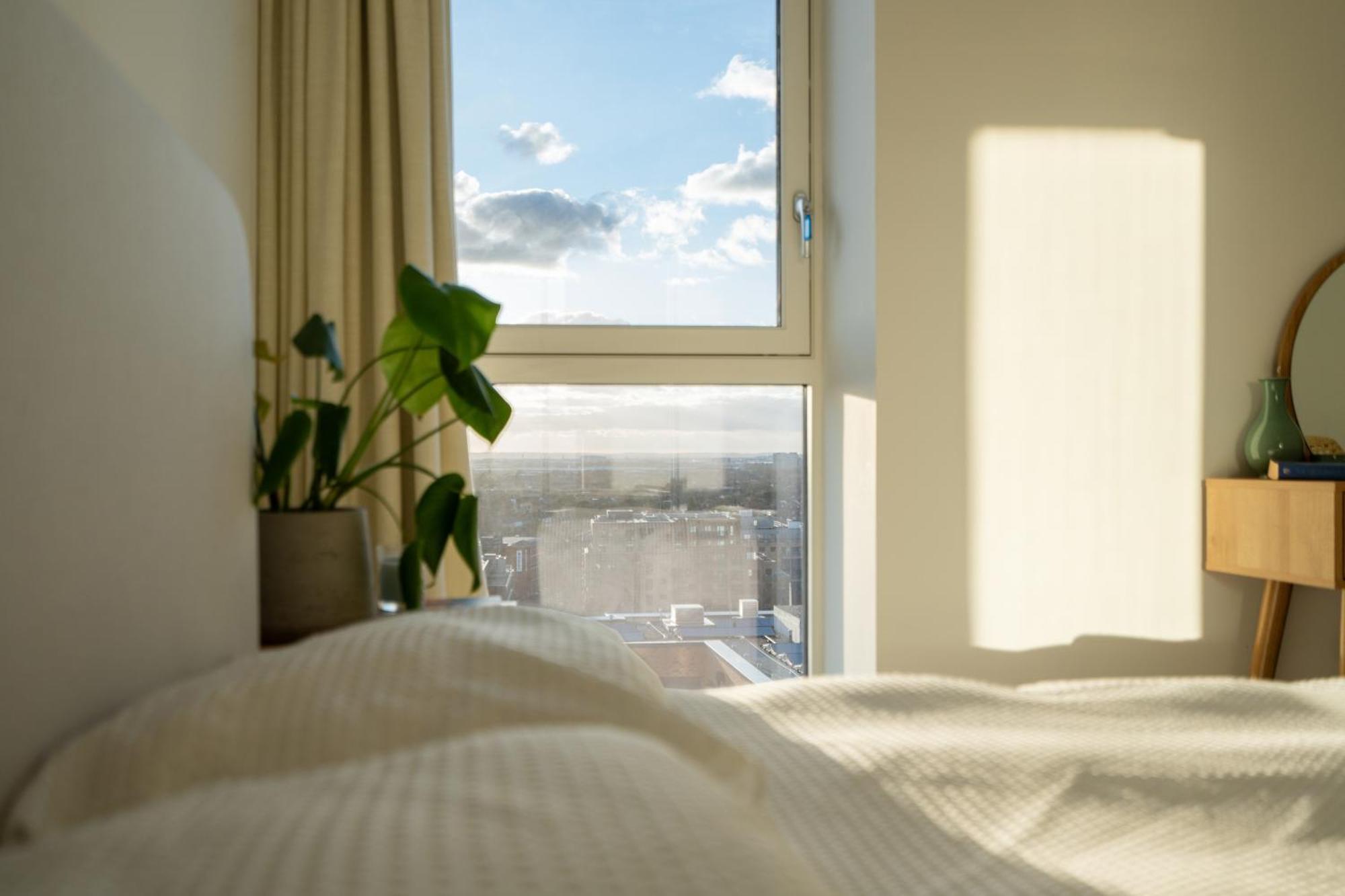 Sunset Retreat: Steps From Heathrow/Twickenham Apartment Hounslow Ngoại thất bức ảnh